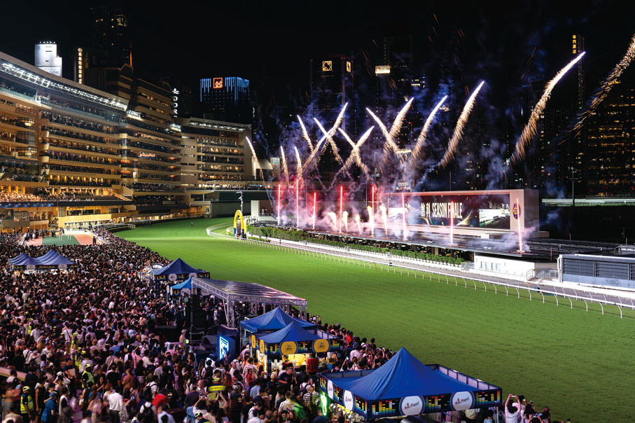 ●跑馬地馬場在7月16日的2024/25年度馬季煞科夜完場前進行煙火匯演，入場人士樂在其中。