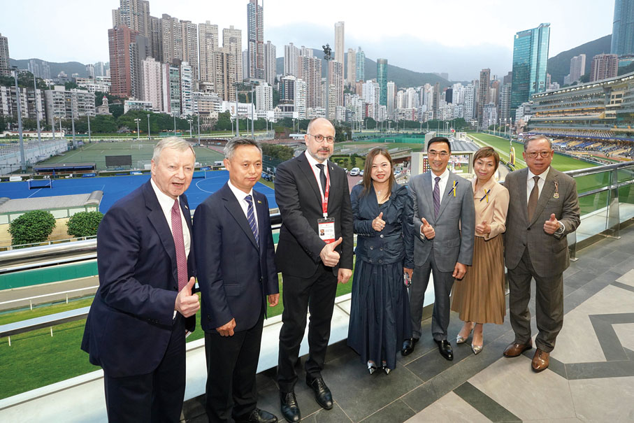 ●馬會於跑馬地馬場為「2025年世界旅遊城市聯合會香港香山旅遊峰會」舉辦閉幕禮，出席的包括馬會主席利子厚（右三）、馬會董事龔楊恩慈（右二）、馬會行政總裁應家柏（左一）、特區政府文化體育及旅遊局局長羅淑佩（中），以及香港旅遊發展局主席林建岳博士（右一）。