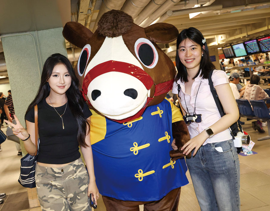 ●賽馬運動是香港獨有的文化，吸引不少旅客入馬場打卡。
