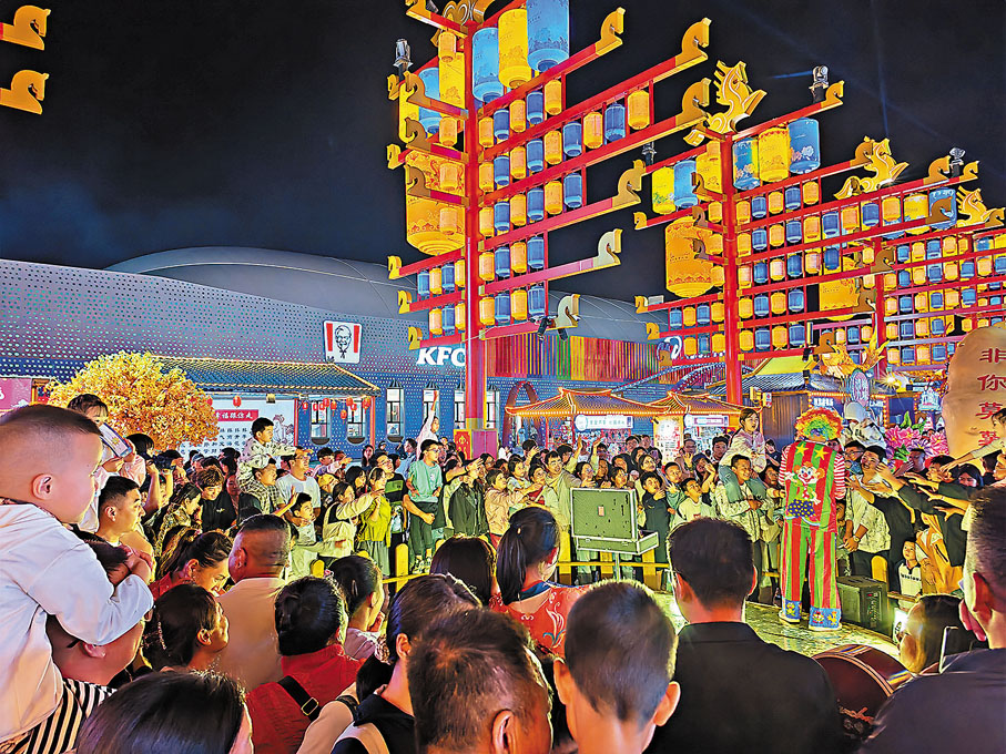 ●「烏蘭察布之夜」成當地旅遊地標。香港文匯報記者王月 攝