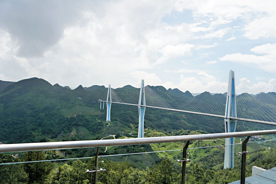 ●通過平塘特大橋觀景台看「萬橋飛架變通途」。