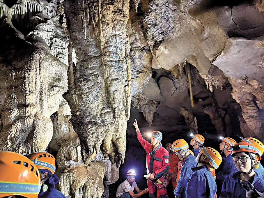 ●港生深入洞穴，見到有數億年歷史的鐘乳石。
