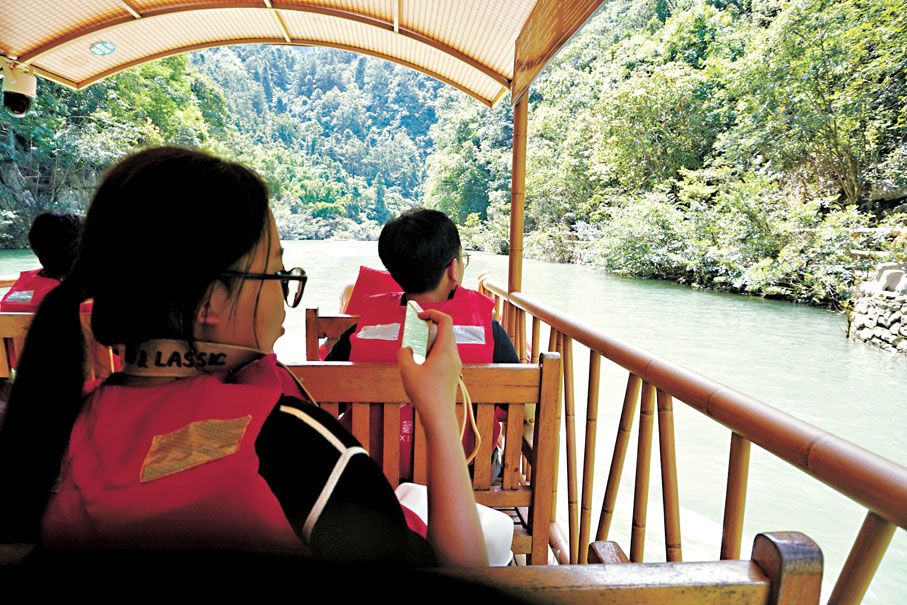 ●港生乘船遊覽小七孔景區。