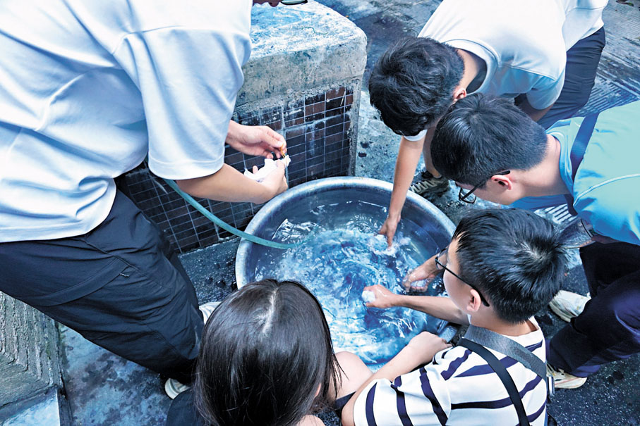 ●港生親身體驗紮染步驟，了解紮染工藝與文化。