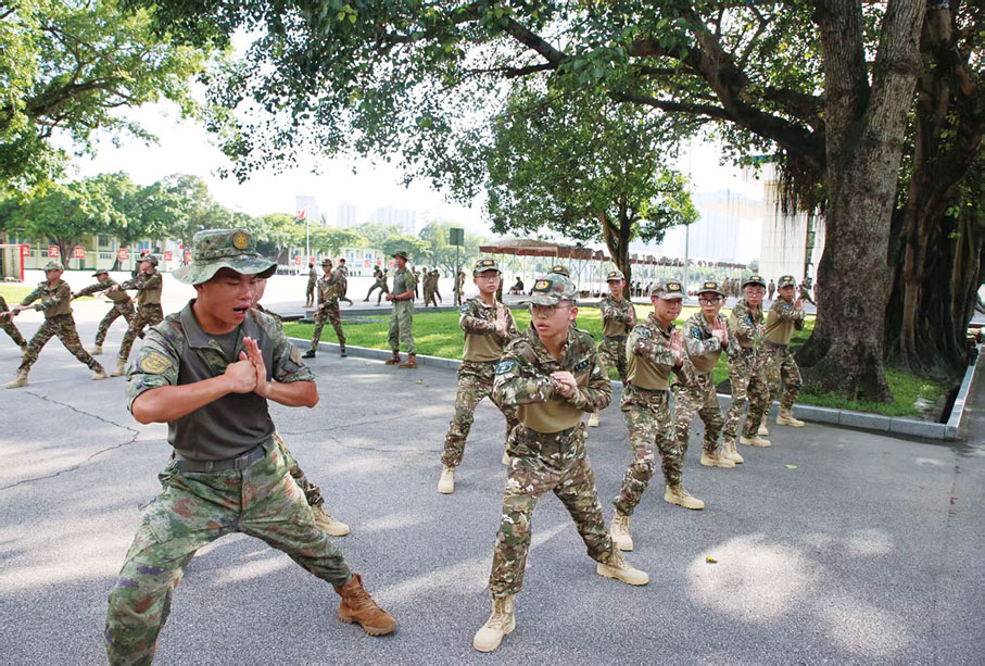 ●學員在官兵悉心指導下，軍體拳揮打得有模有樣。