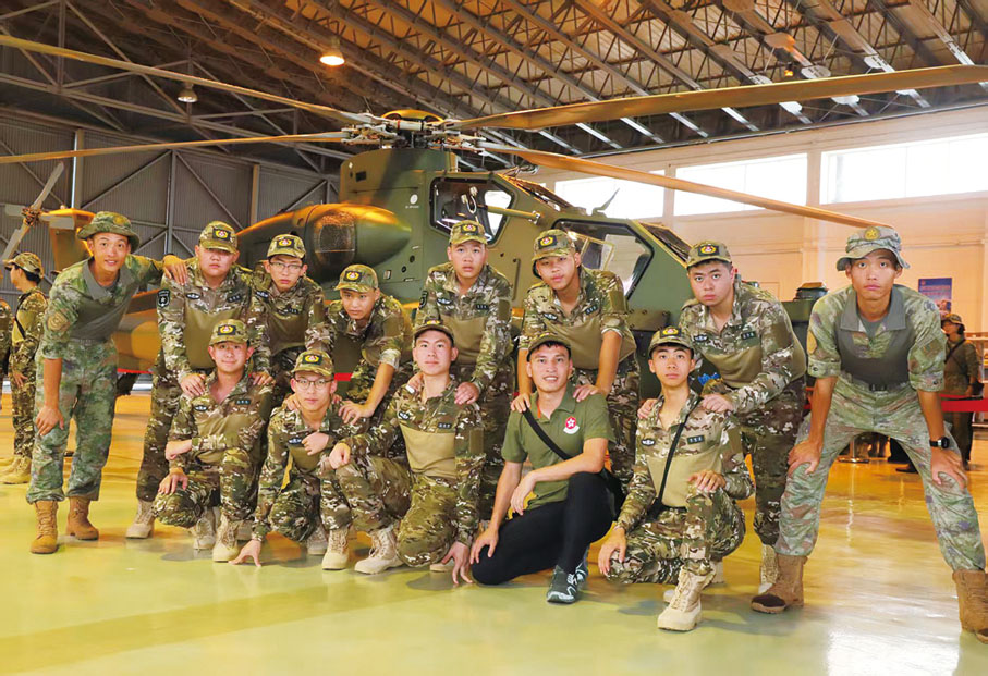 ●學員在石崗軍營內參觀空軍裝備。