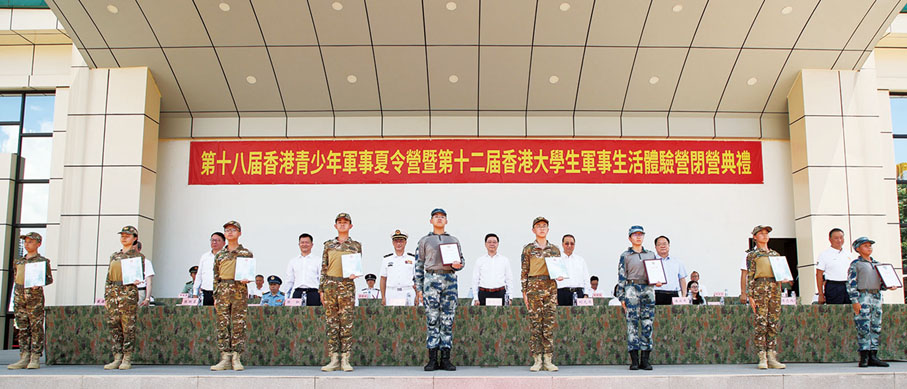 ●學員代表於台上領取畢業證書。