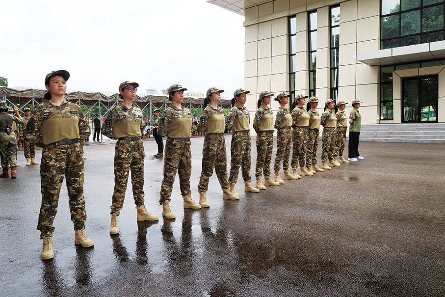 ●經過多日訓練，學員如松似岳的站姿，任憑風吹雨打也絲毫不動。