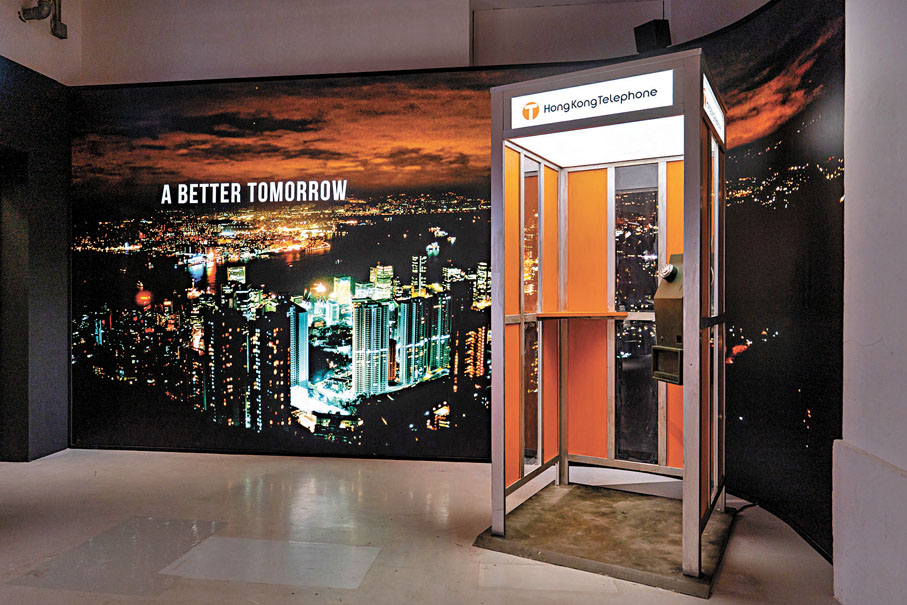 ●展覽第十幕，呈現張國榮在電影《英雄本色》中的同款場景「電話亭」。 大館供圖