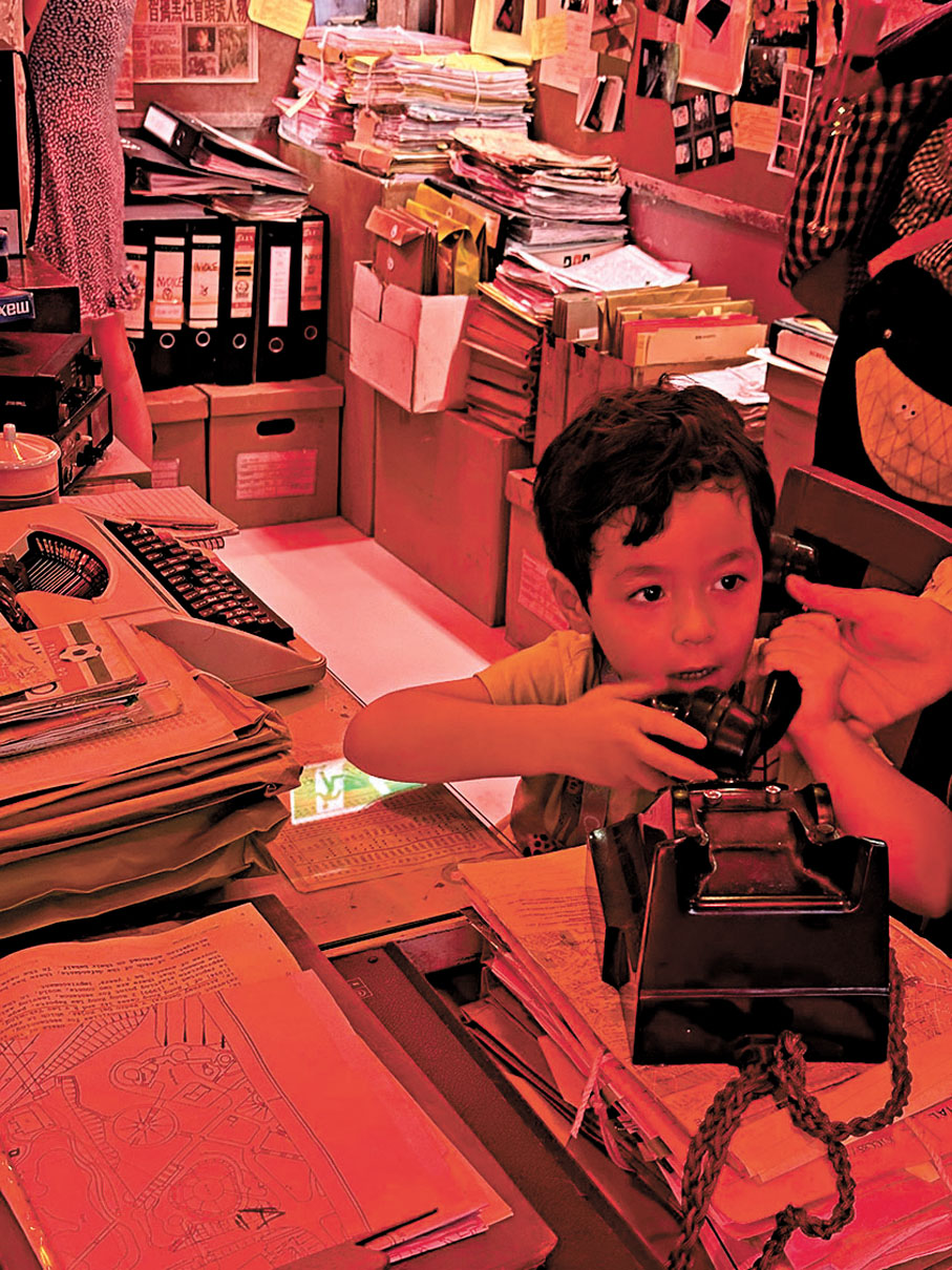 ●小朋友投入體驗電影場景。