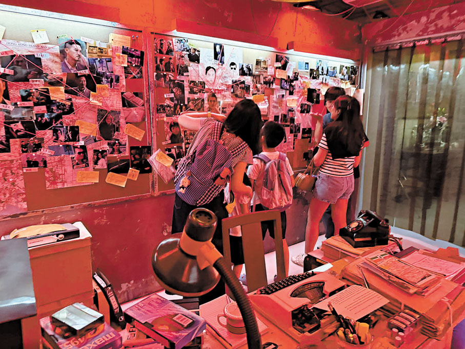 ●在展覽第二幕「邊緣人網」，不少觀眾駐足觀看八部臥底電影的案情鋪陳。