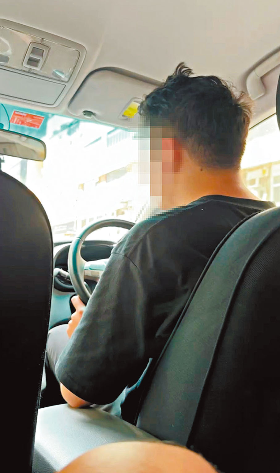 ●日前有市民在社交平台上載影片指，自己打到一輛網約車，惟司機竟是「黑工」。