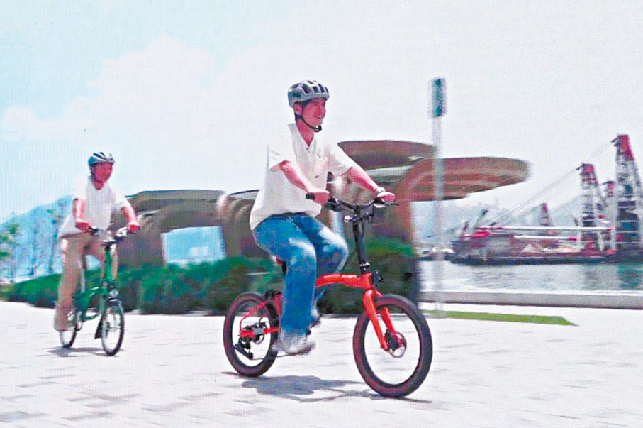 ●羅子溢與黃金寶一起探索香港的單車通道及共融通道。