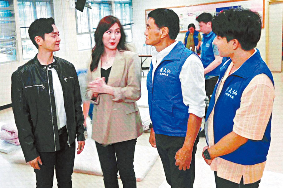 ●劉佩玥（左二）、張振朗（左一）等人參與演出。