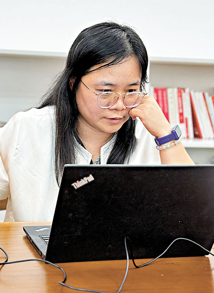 ●2017年底，鄭婉卿接棒，承擔起訪談資料的電子化處理與校對編輯工作。 香港文匯報記者黃寶儀  攝