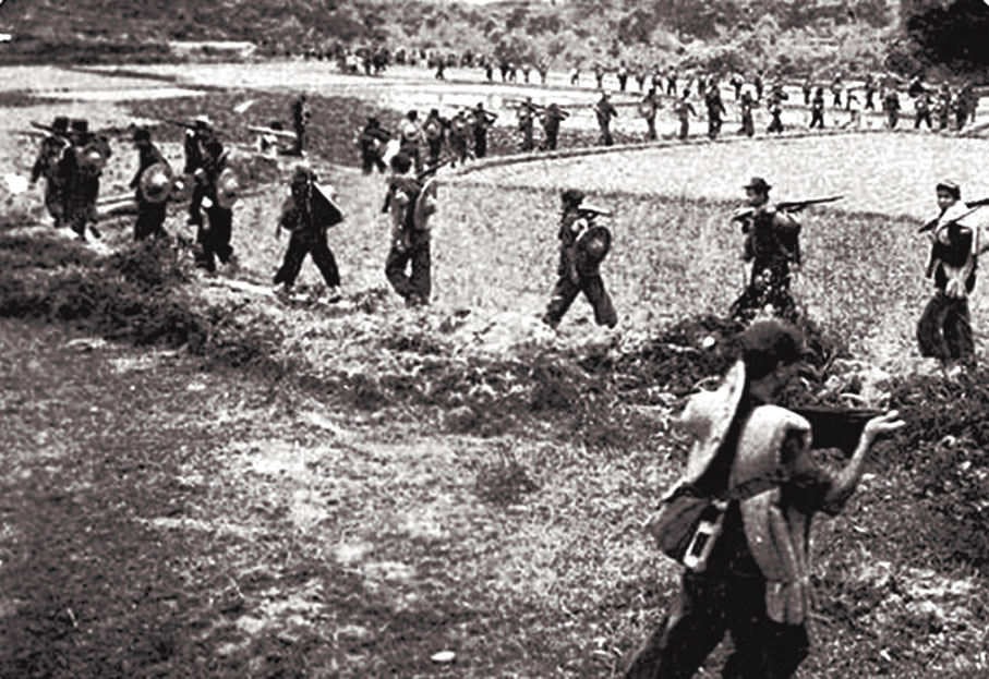 ●游擊隊員在行軍中。