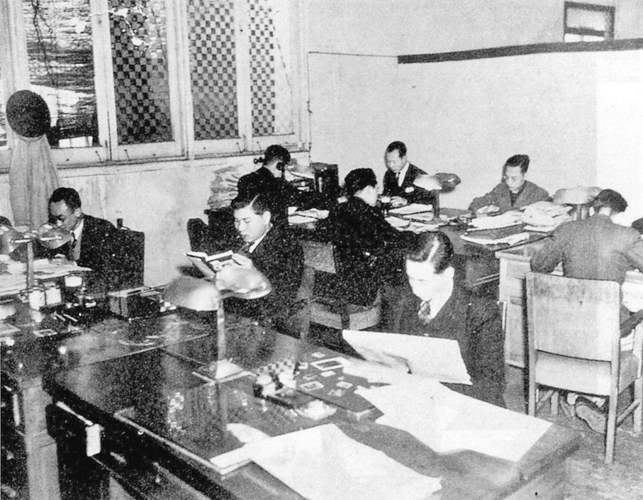 ●抗戰期間，《大公報》報社館址屢遭戰火摧毀。圖為當年的上海編輯部。