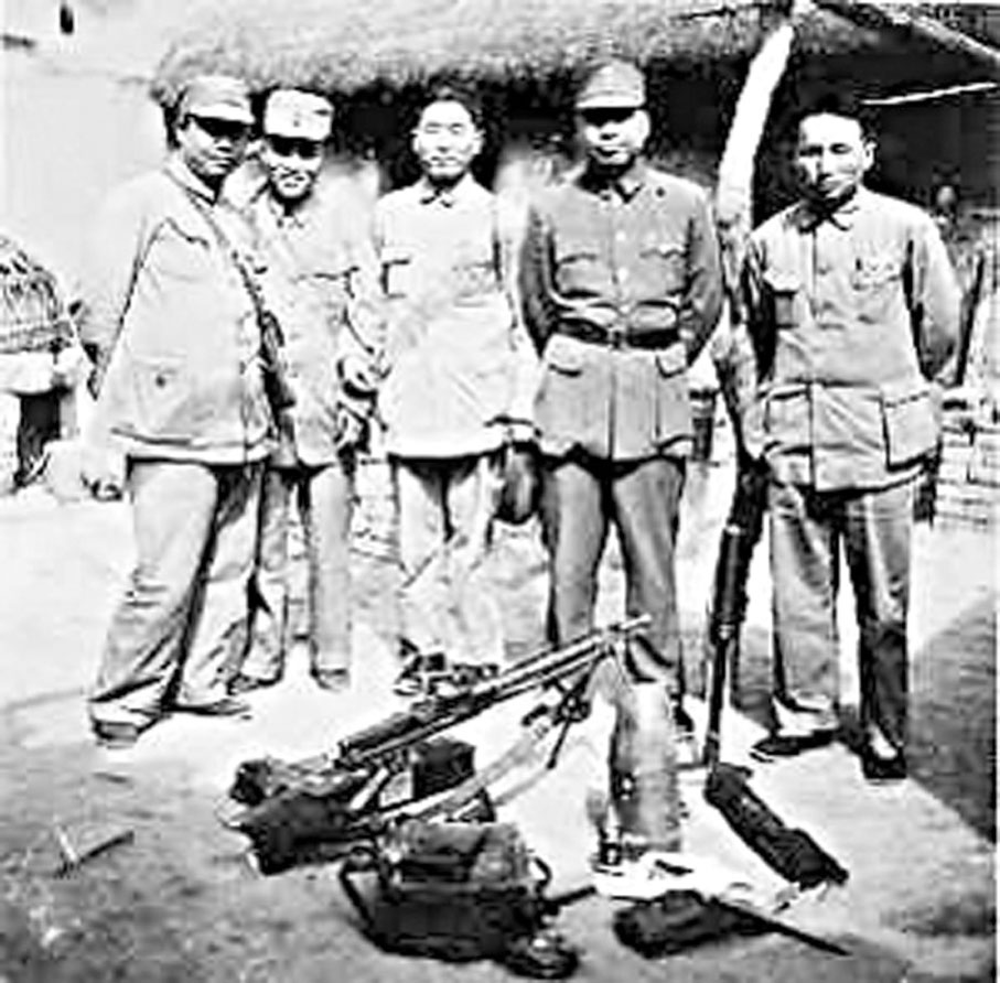 ●1938年4月，《大公報》記者范長江（右一）和陸詒（右四）採訪台兒莊戰役。