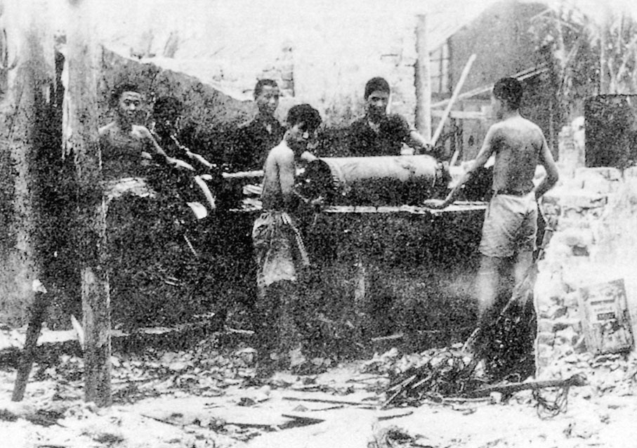 ●抗戰時期，重慶《大公報》員工在戰火廢墟中堅持出報。 資料圖片