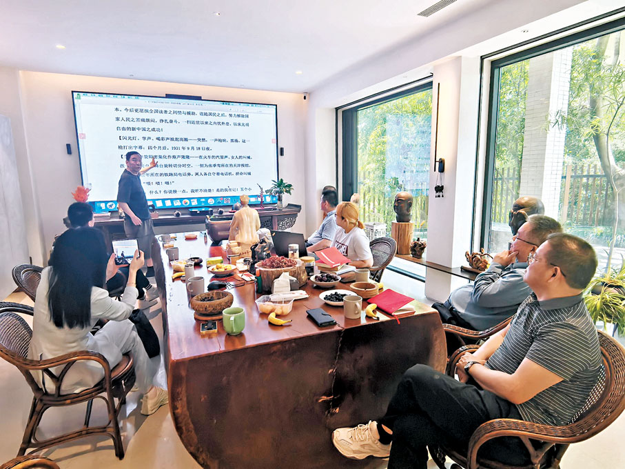 ●《一張報紙的抗戰》策劃創作人員共同在朱海的杭州工作室討論創作劇本。 香港文匯報記者茅建興  攝