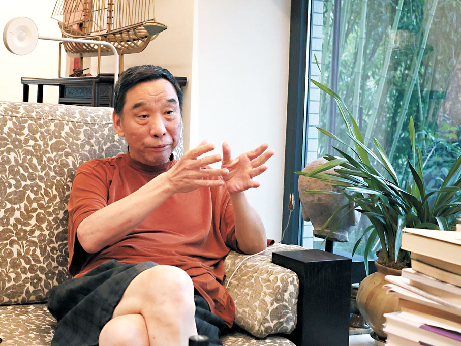 ●著名策劃人、編劇、詞作家朱海在杭州工作室接受香港文匯報記者專訪。 香港文匯報記者茅建興  攝