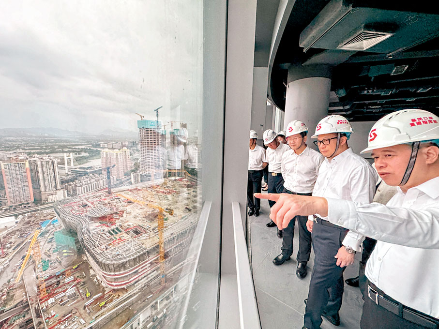 ●鄧炳強（右二）在皇崗口岸綜合業務樓實地調研，了解工程最新進展。