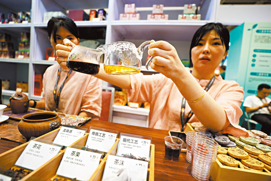 ●濡菲六堡茶攤位工作人員劉小姐表示,六堡茶製作分為現代工藝(左茶壺)以及傳統工藝(右茶壺)。