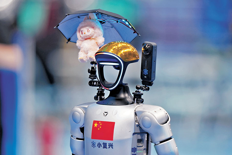 ●開幕式前，一台頭掛Labubu的人形機器人巡遊場館。  中新社