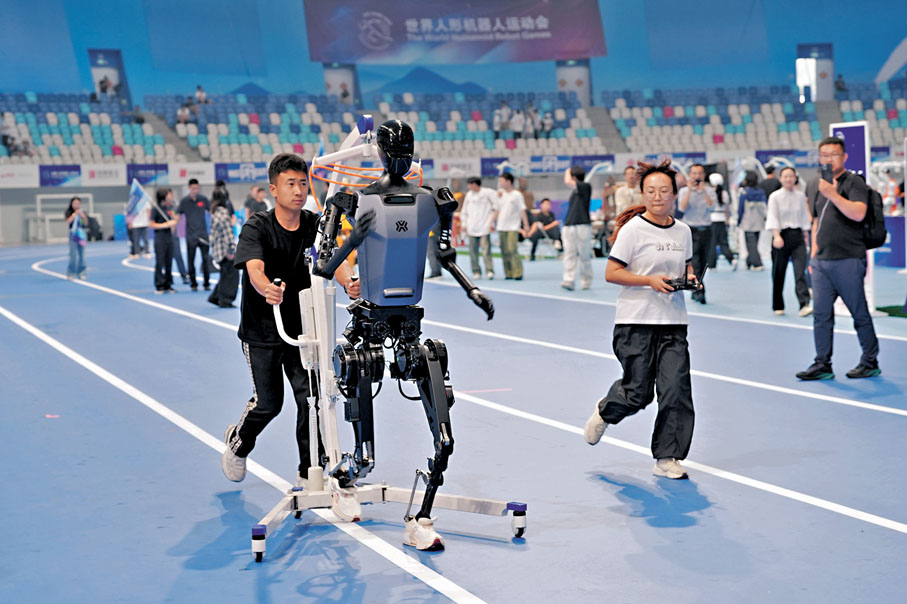 ●工作人員訓練參加跑步項目的機器人。中新社