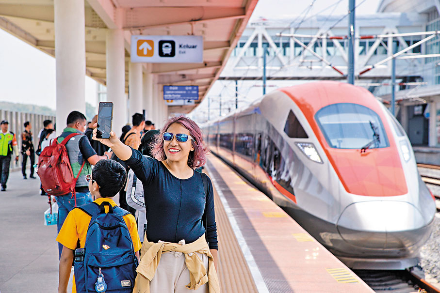 ●中國推動包括中老鐵路、雅萬高鐵等在內的設施互聯互通。圖為早前在印尼帕達拉朗站，乘客在雅萬高鐵高速動車組前自拍。 資料圖片