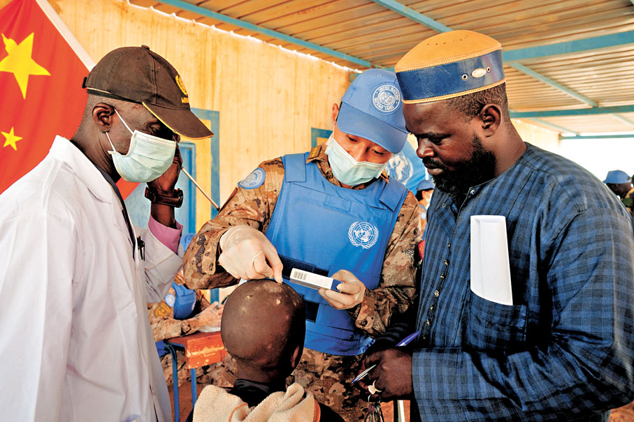 ●2023年2月2日，在馬里加奧市蘭德學校，中國第十批赴馬里維和醫療分隊內科醫生向就診學生和老師講解用藥注意事項。資料圖片
