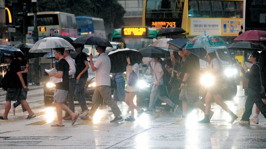 ●昨日黑雨持續逾3小時,港島雨勢較大。香港文匯報記者涂穴 攝