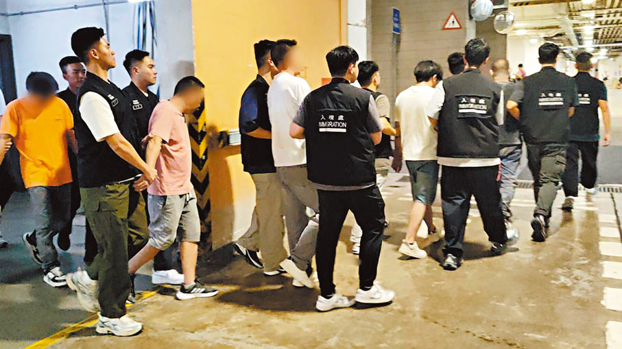 ●被捕黑工由入境處人員帶走。 入境處圖片