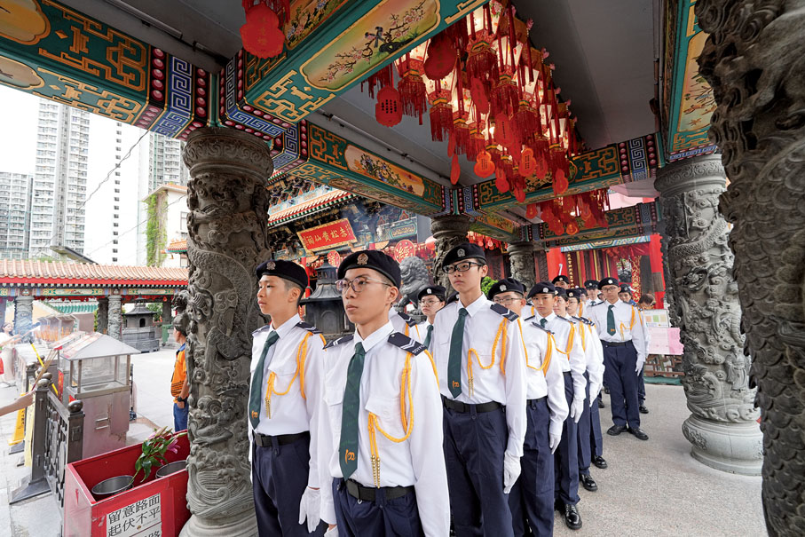 ●「嗇色園護旗隊」於2023年成立，由嗇色園屬下五間中學挑選共60多名學生組成。