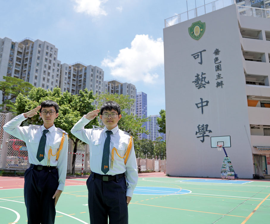 ●兩位來自嗇色園主辦可藝中學的護旗手吳迪希（左）、王子宇（右）。