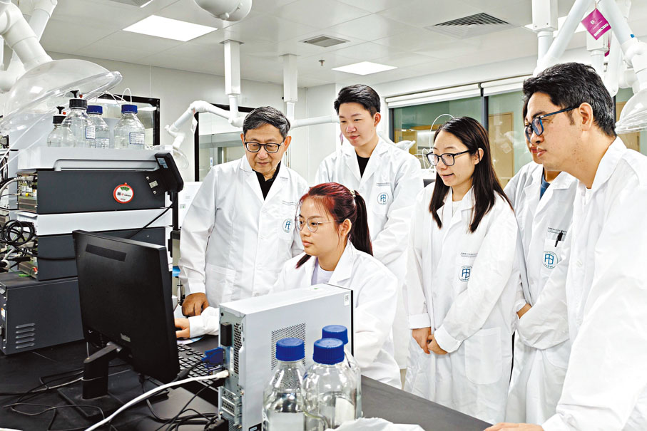 ●雷波（左一）及其團隊研發的微流控流式分析儀，能以更高效率和更低成本檢測細胞特性。港浸大圖片