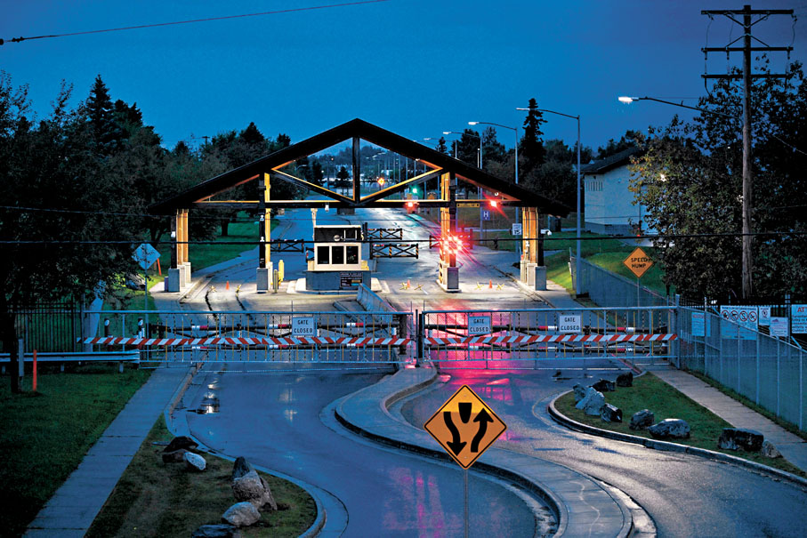 ●峰會舉行地點阿拉斯加州最大城市安克雷奇的軍事基地外架起鐵馬。法新社