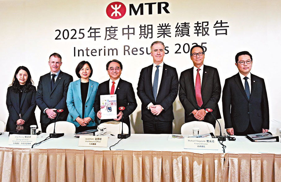●左起:港鐵公司企業事務及品牌總監蔡少綿、項目及工程拓展總監鄧輝豪、常務總監—香港客運服務楊美珍、行政總裁金澤培、財務總監樊米高、物業及國際業務總監鄧智輝及中國內地業務總監黃琨暐。香港文匯報記者曾業俊 攝
