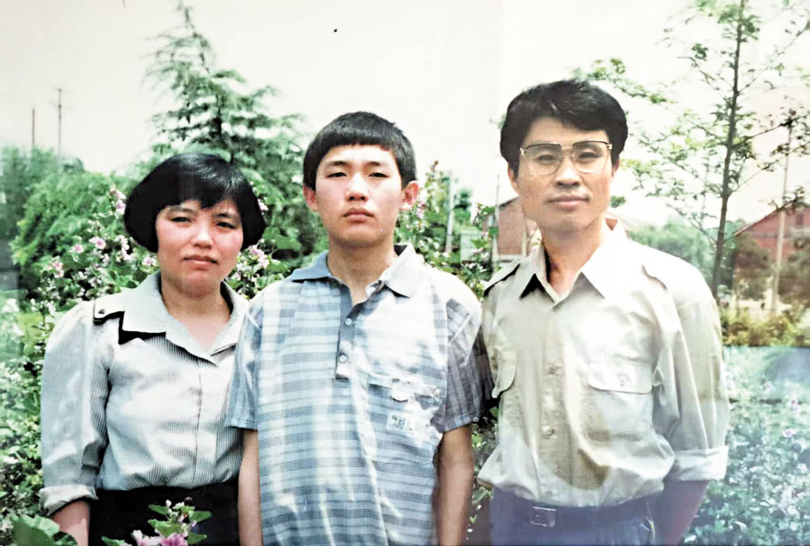 ●周大新與妻兒的早年合照。