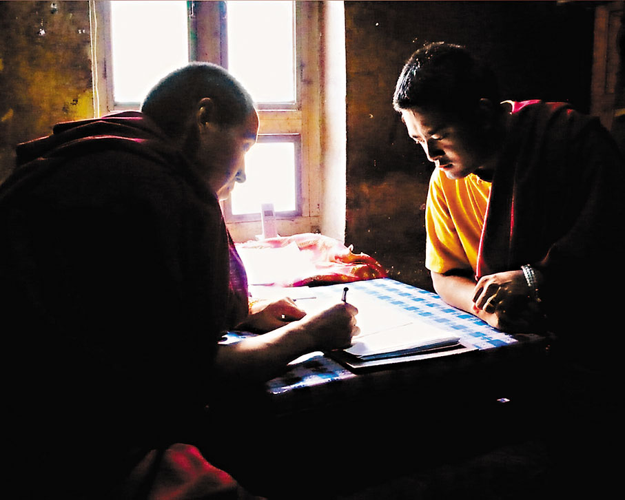 ●識於青海湖畔的小寧波車，成年後在塔爾寺為筆者祈福。 作者供圖