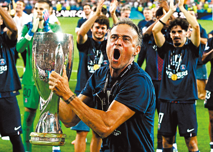 ●安歷基捧起冠軍獎盃，難掩激動。 路透社