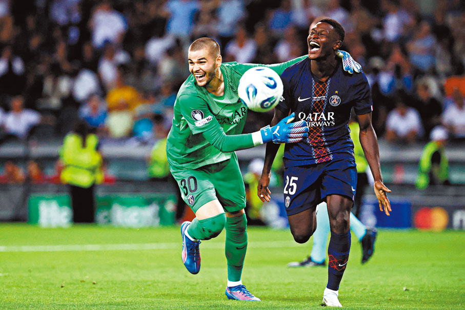 ●紐奴文迪斯（右）於互射十二碼第五輪射入致勝一球。 法新社