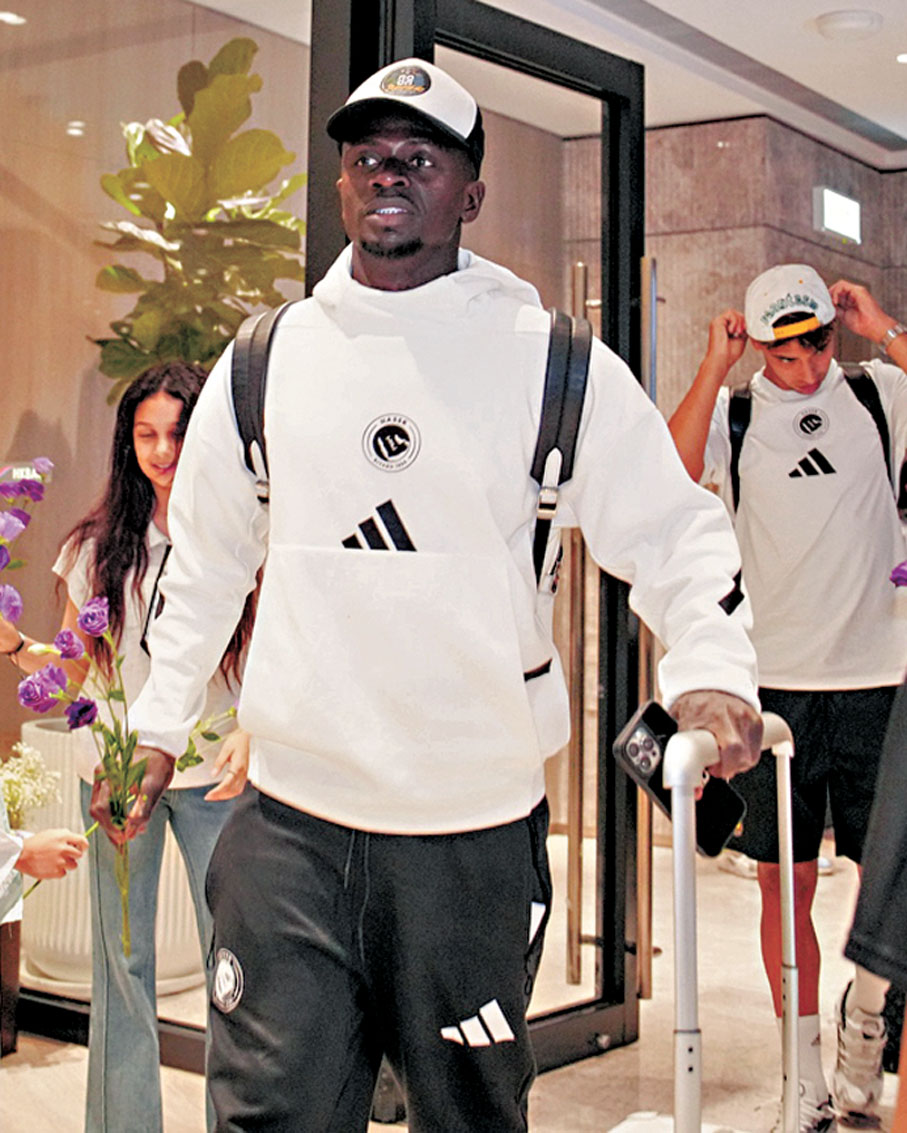 ●艾納斯大軍步入酒店。 足總圖片