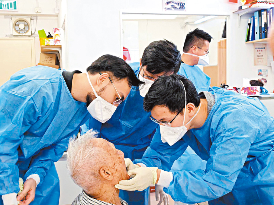 ●圖為屯門的牙醫團隊為長者檢查牙齒。 資料圖片