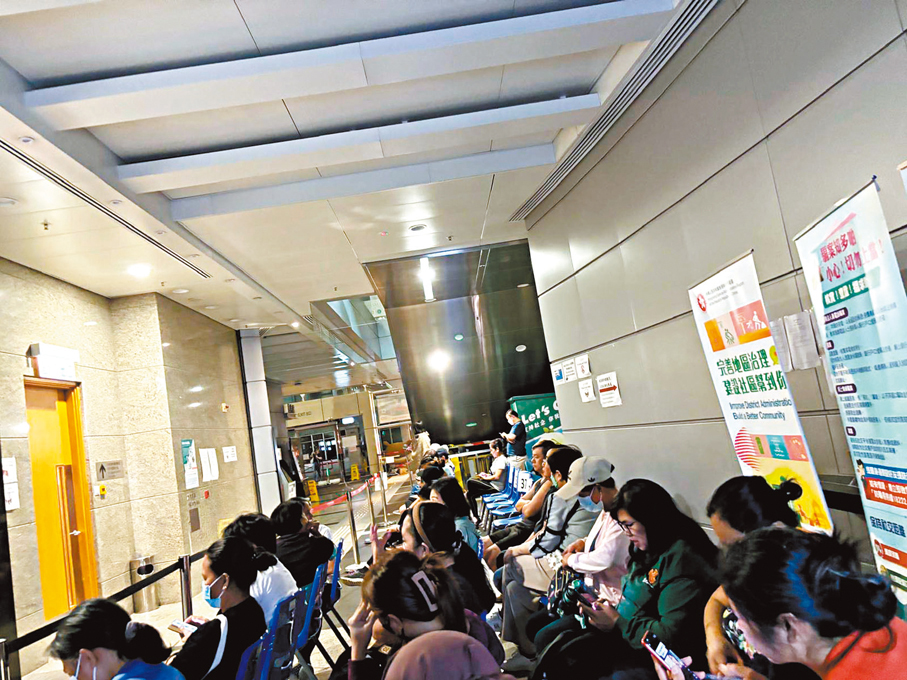 ●政府牙科診所擠滿輪候睇症的市民。 資料圖片