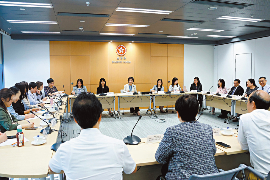 ●教育局昨日與學界代表召開特別會議。 蔡若蓮Fb圖片