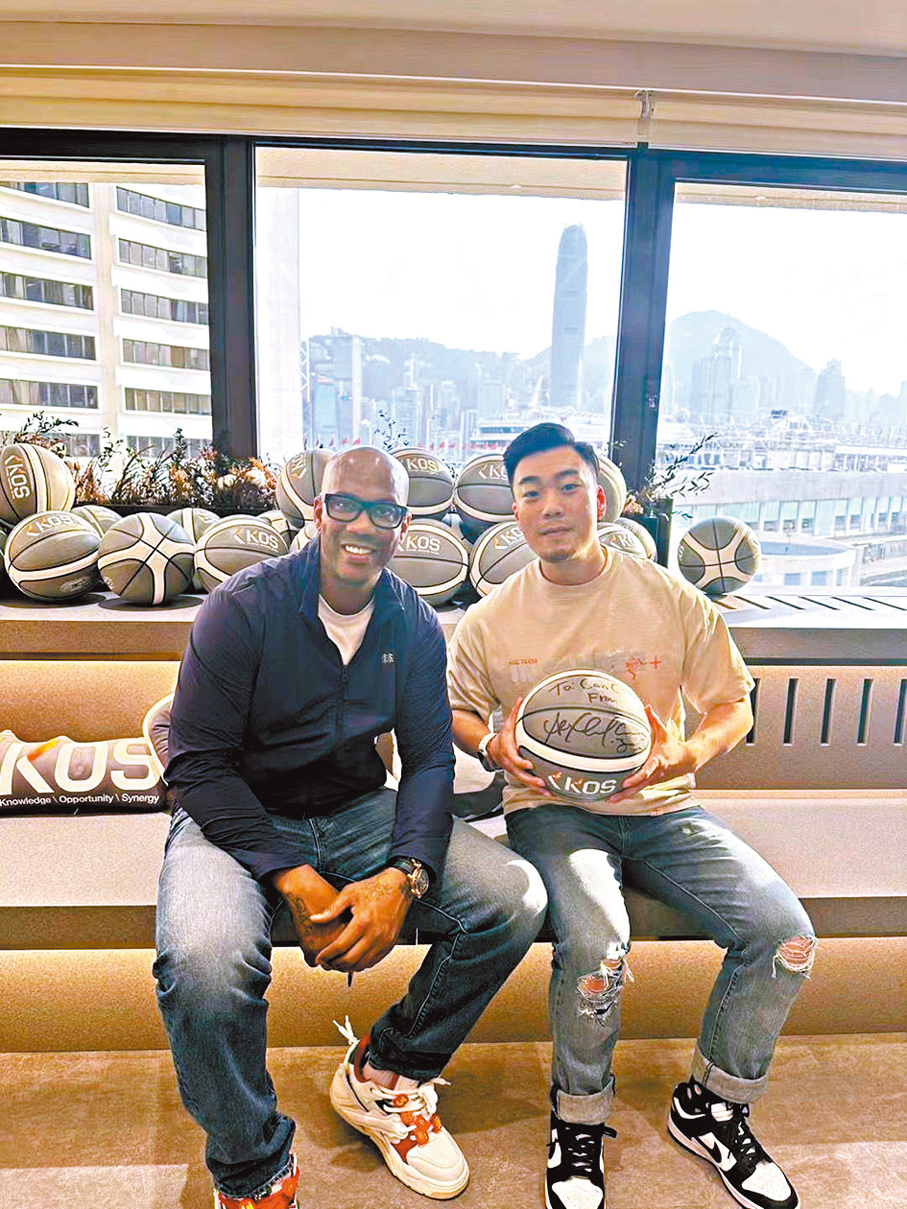 ●去年底透過高才通計劃成為港人的前NBA球星馬貝利（Stephon  Marbury）早前到訪劉同（右）的公司並與其合照。 受訪者供圖