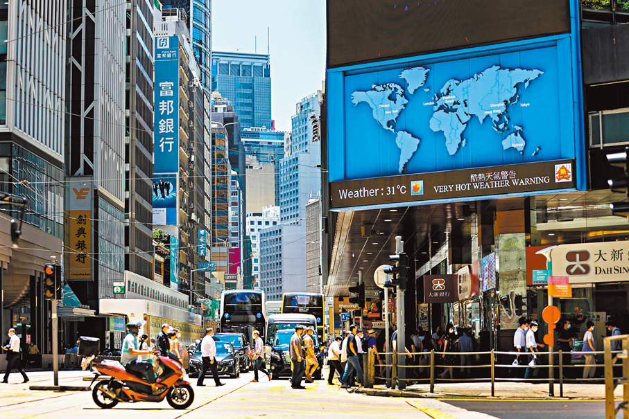 ●特區政府勞工及福利局昨日宣布，截至上月底合共已有9,699人申請續簽，其中入境處已處理9,044宗申請，8,511人已成功續簽，獲批率約為94%。圖為香港中環商業區。 資料圖片