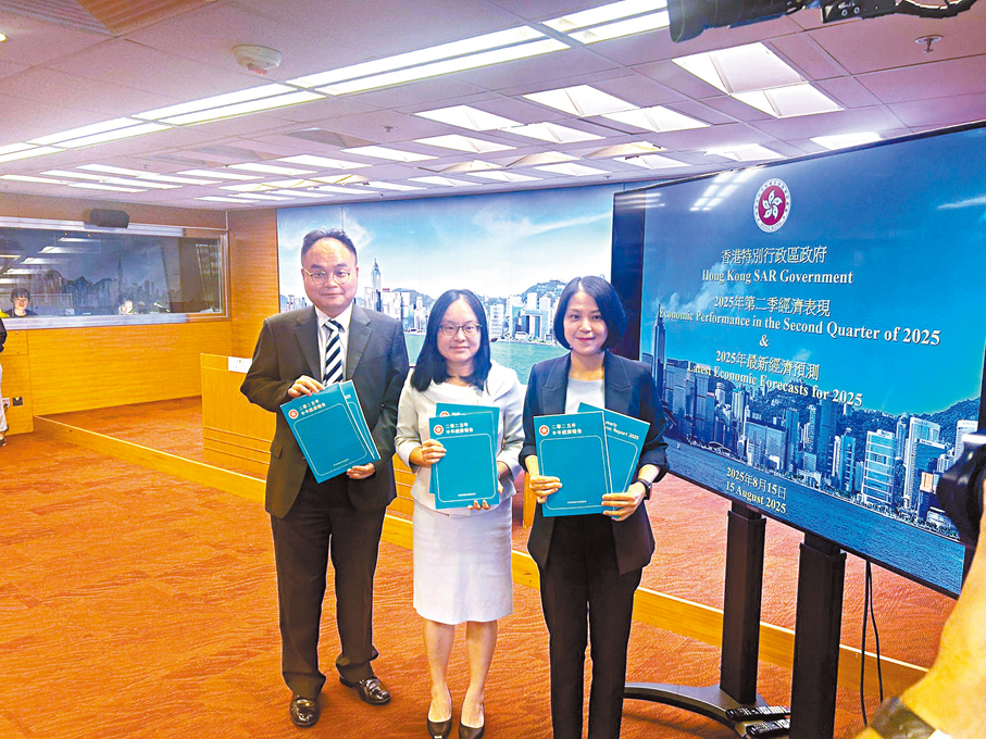 ●署理政府經濟顧問林幗瑛（中）公布2025年半年經濟報告。旁為首席經濟師李耀光（左）和政府統計處助理處長陳麗珊。 香港文匯報記者莊程敏  攝