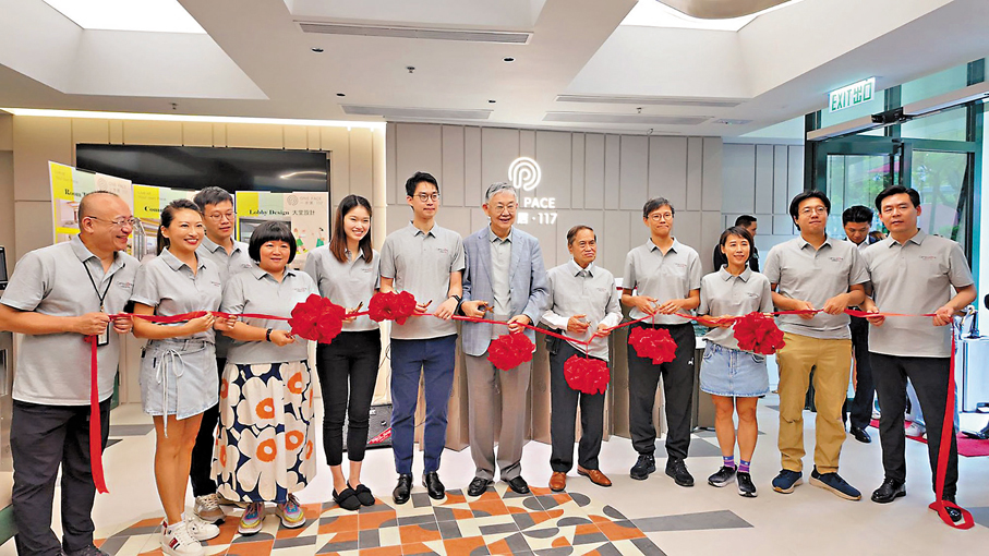 ●施永青（左七）建議放寬借貸及寬減印花稅等，減低買樓負擔及令業主財富升值。